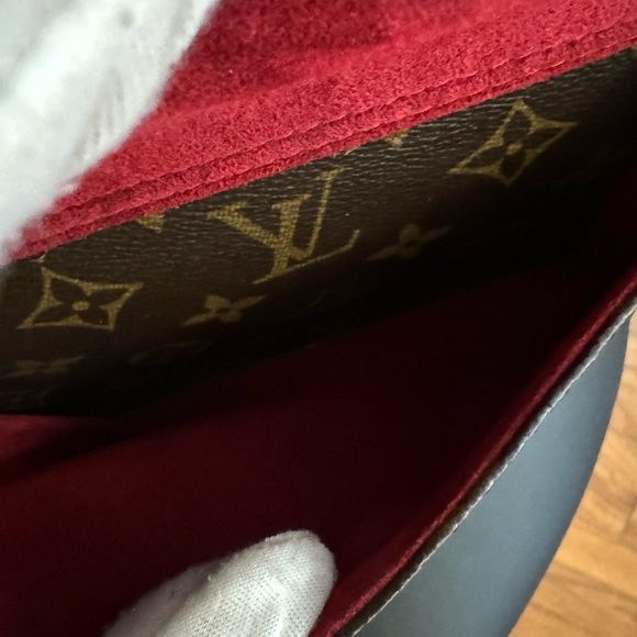 LOUIS VUITTON
Monogram Canvas Excentri-Cite Bag with strap - Picture 11 of 17